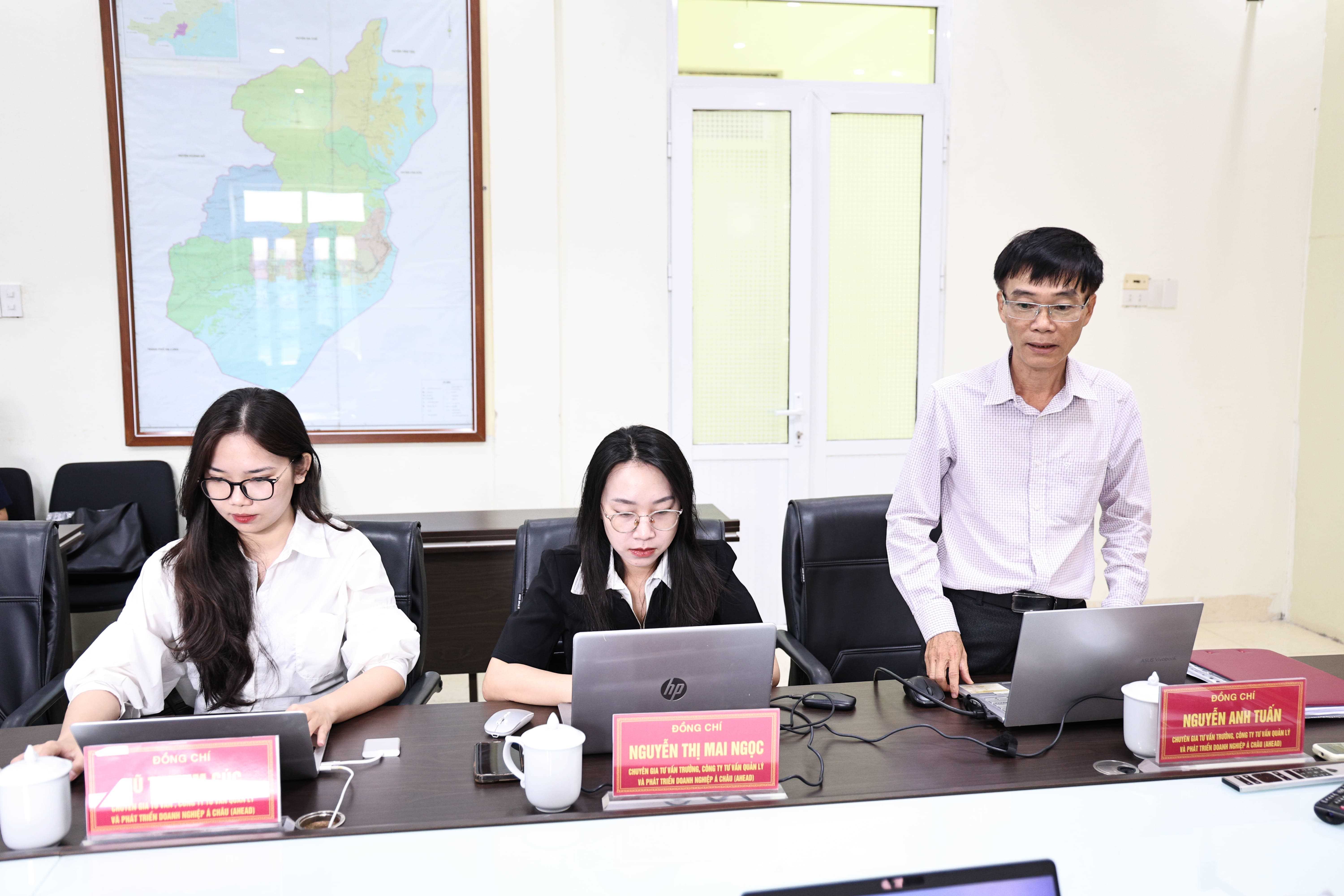 Chuyên gia AHEAD giới thiệu các nội dung tập huấn
